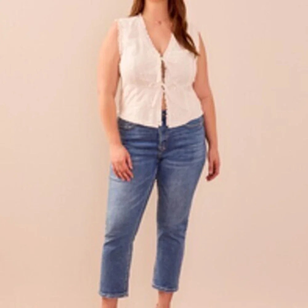 ARULA Ivory Lace-Trim Sleeveless Button Front Top - Picture 1 of 2